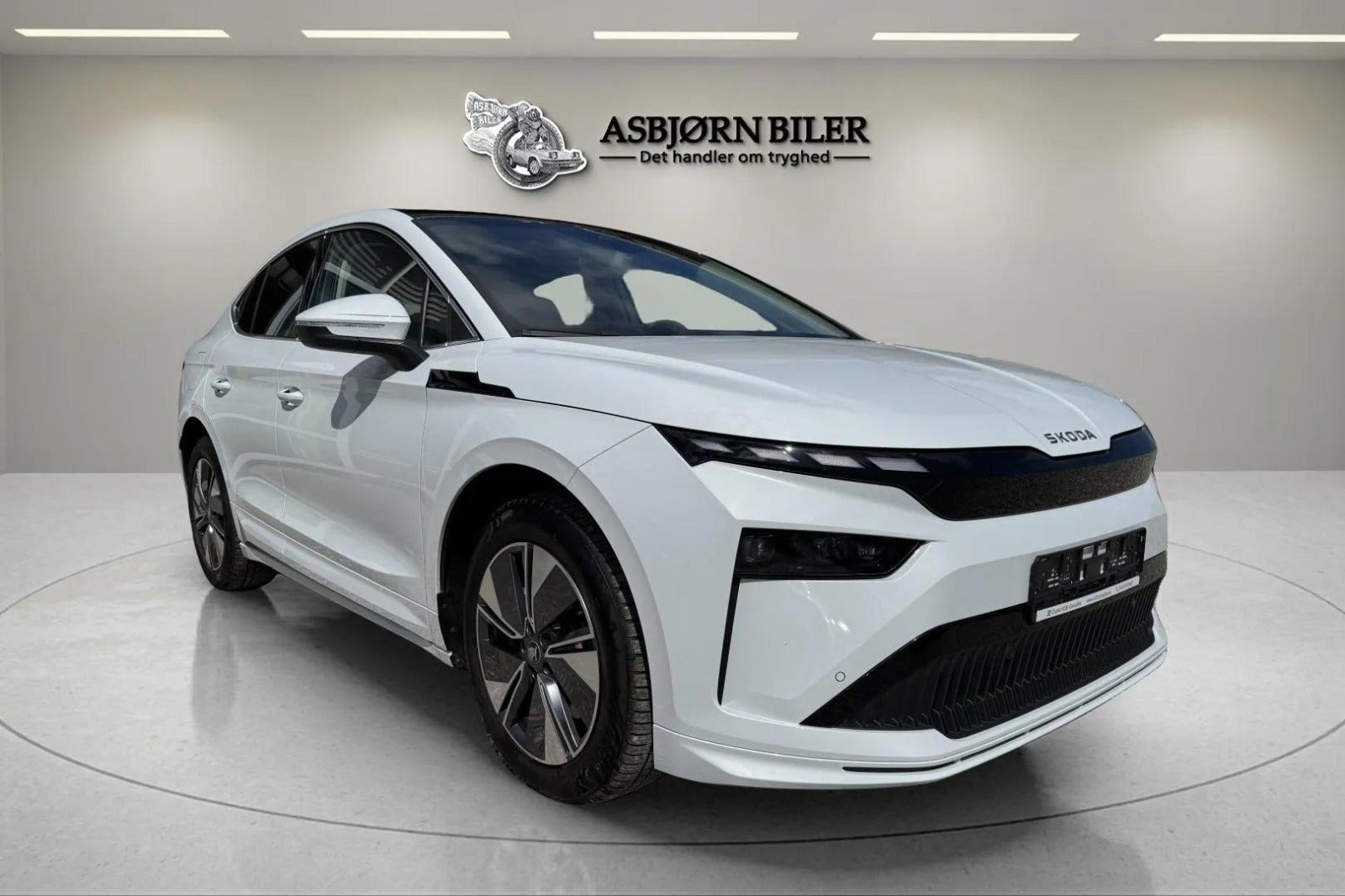 Hvid Skoda Enyaq fra 2025