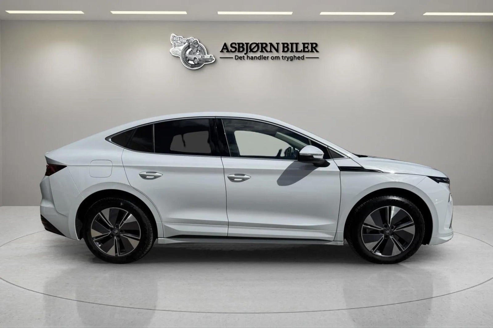 Hvid Skoda Enyaq fra 2025