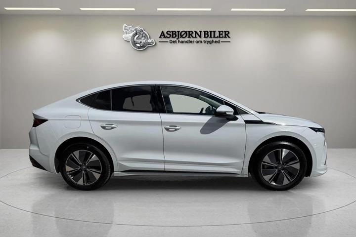 Hvid Skoda Enyaq fra 2025