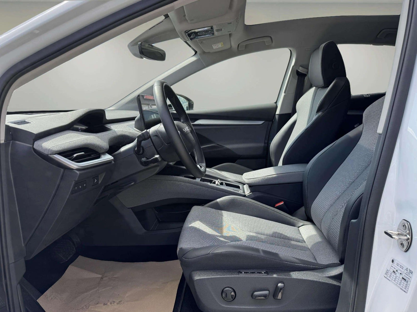 Hvid Skoda Enyaq fra 2025