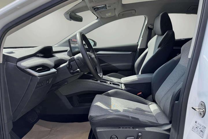 Hvid Skoda Enyaq fra 2025