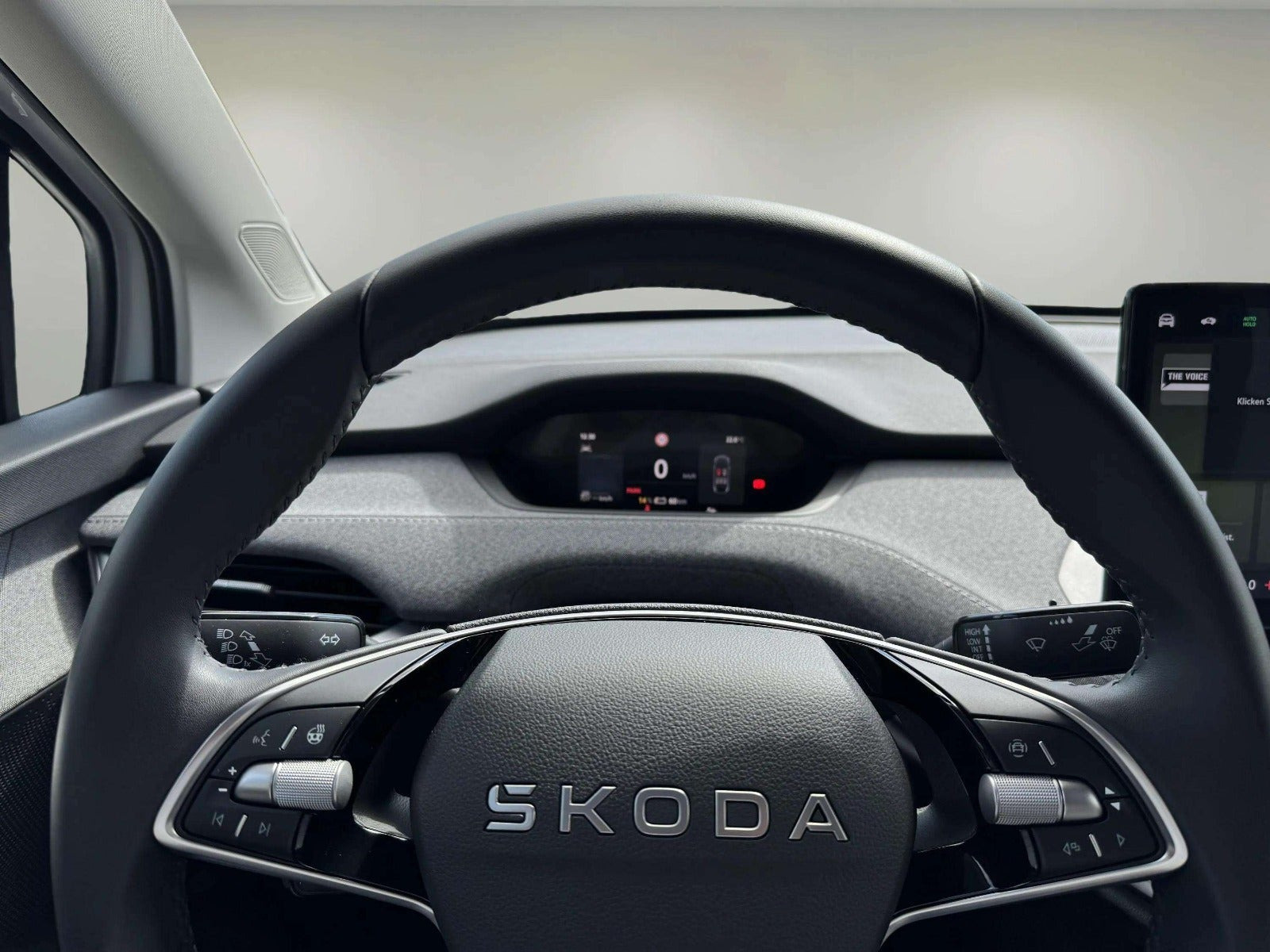 Hvid Skoda Enyaq fra 2025