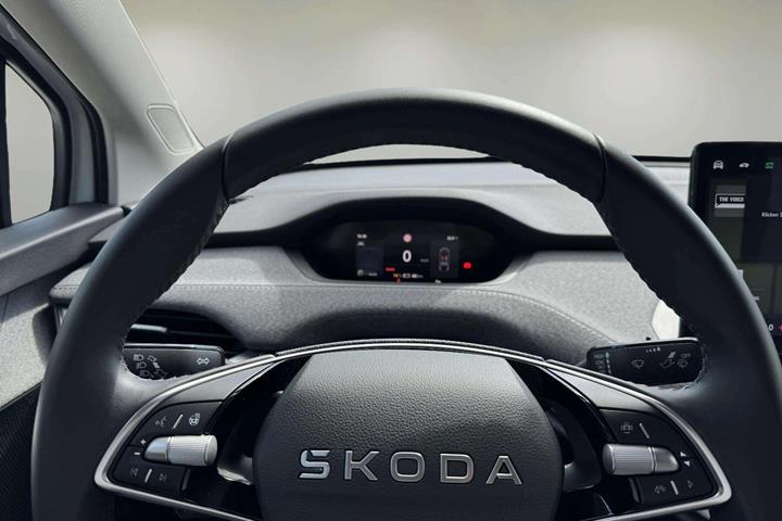 Hvid Skoda Enyaq fra 2025