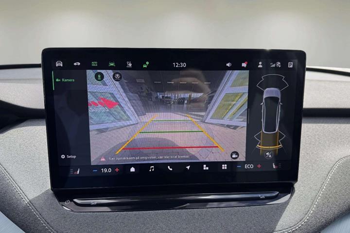 Hvid Skoda Enyaq fra 2025