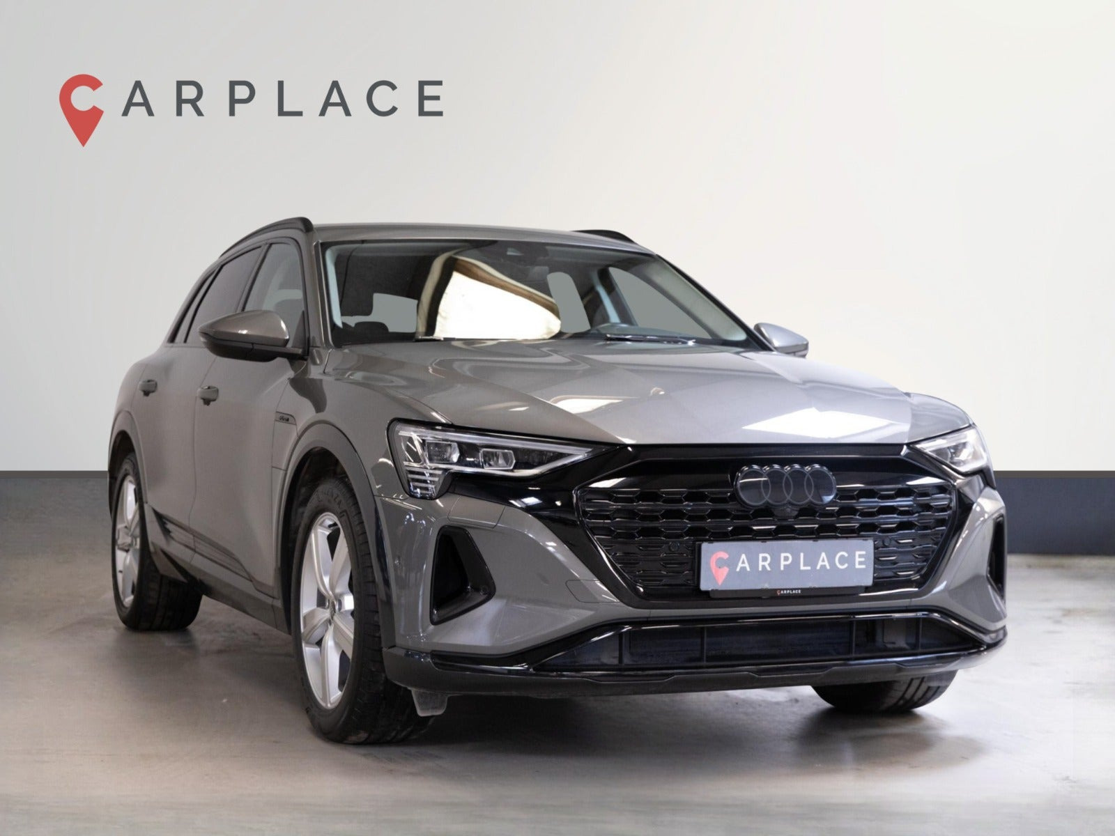 Grå Audi Q8 e-tron fra 2024