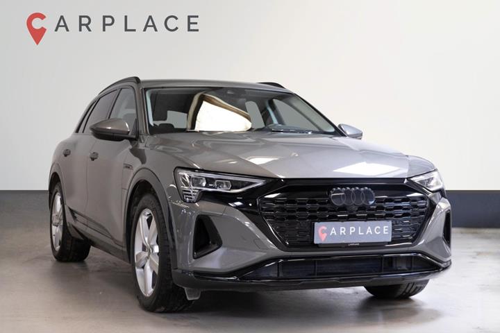 Grå Audi Q8 e-tron fra 2024