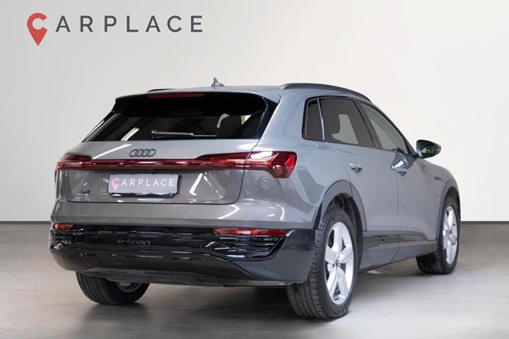 Grå Audi Q8 e-tron fra 2024