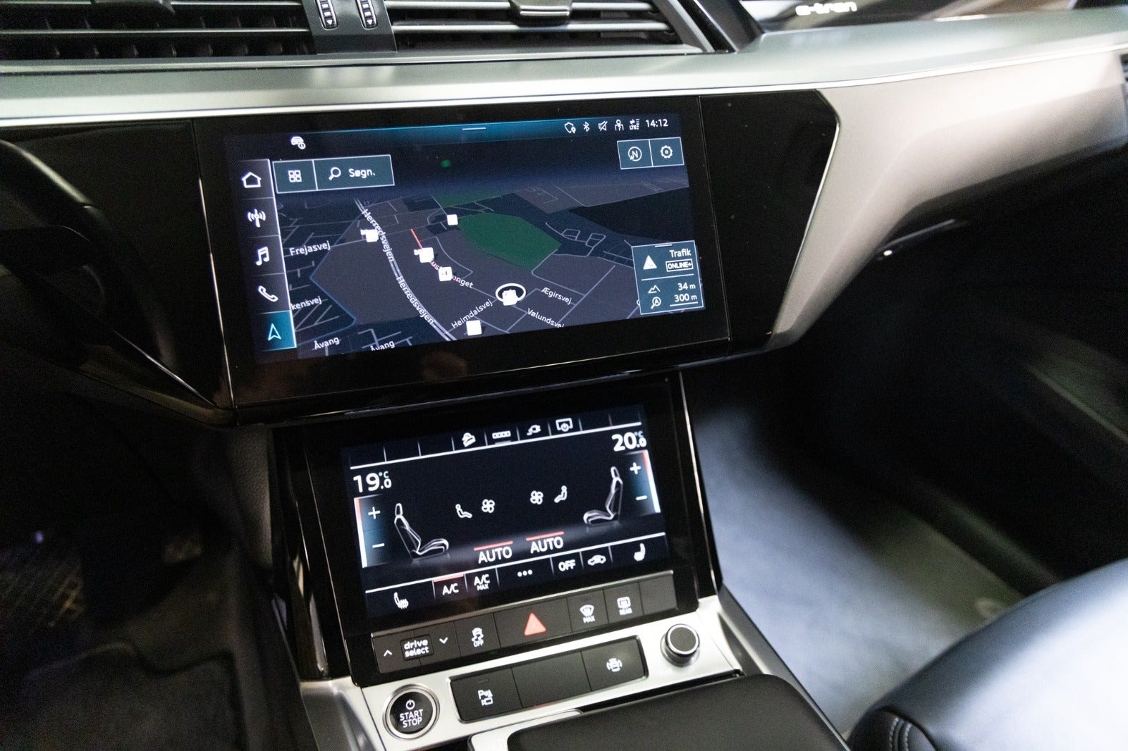 Grå Audi Q8 e-tron fra 2024
