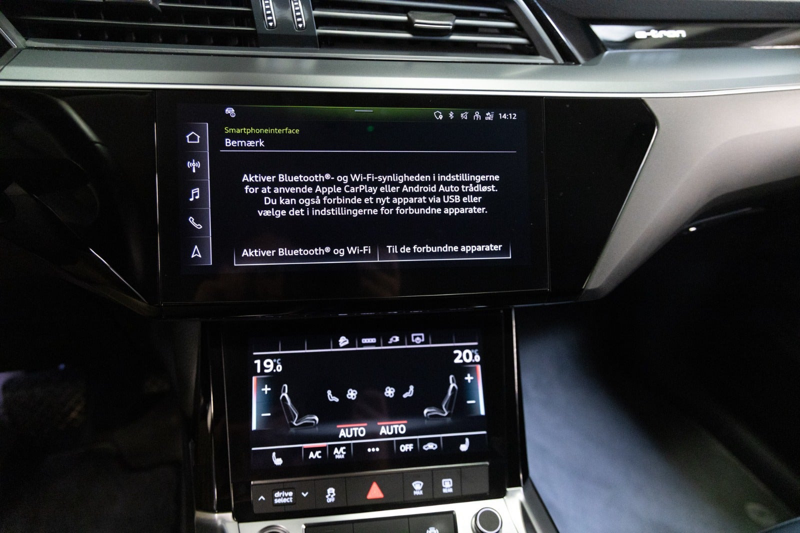 Grå Audi Q8 e-tron fra 2024
