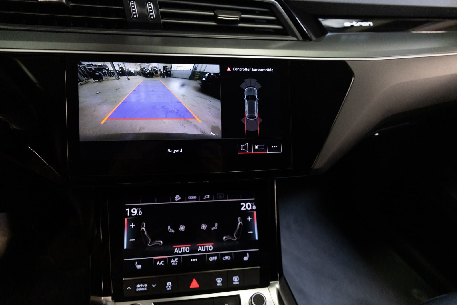 Grå Audi Q8 e-tron fra 2024