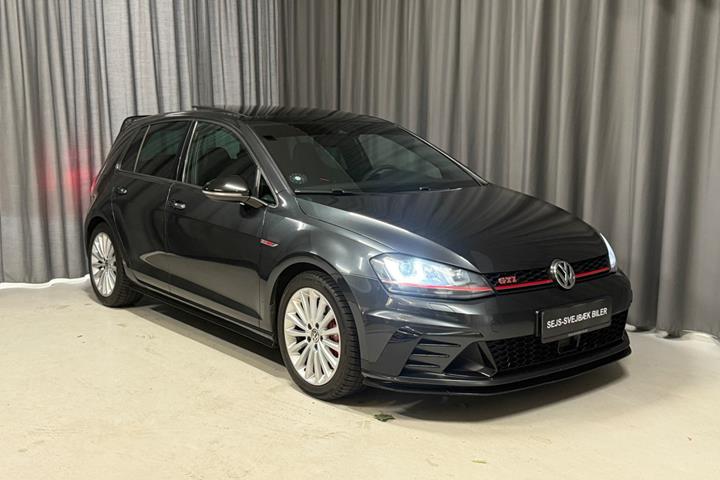 Grå VW Golf VII fra 2016 set udefra