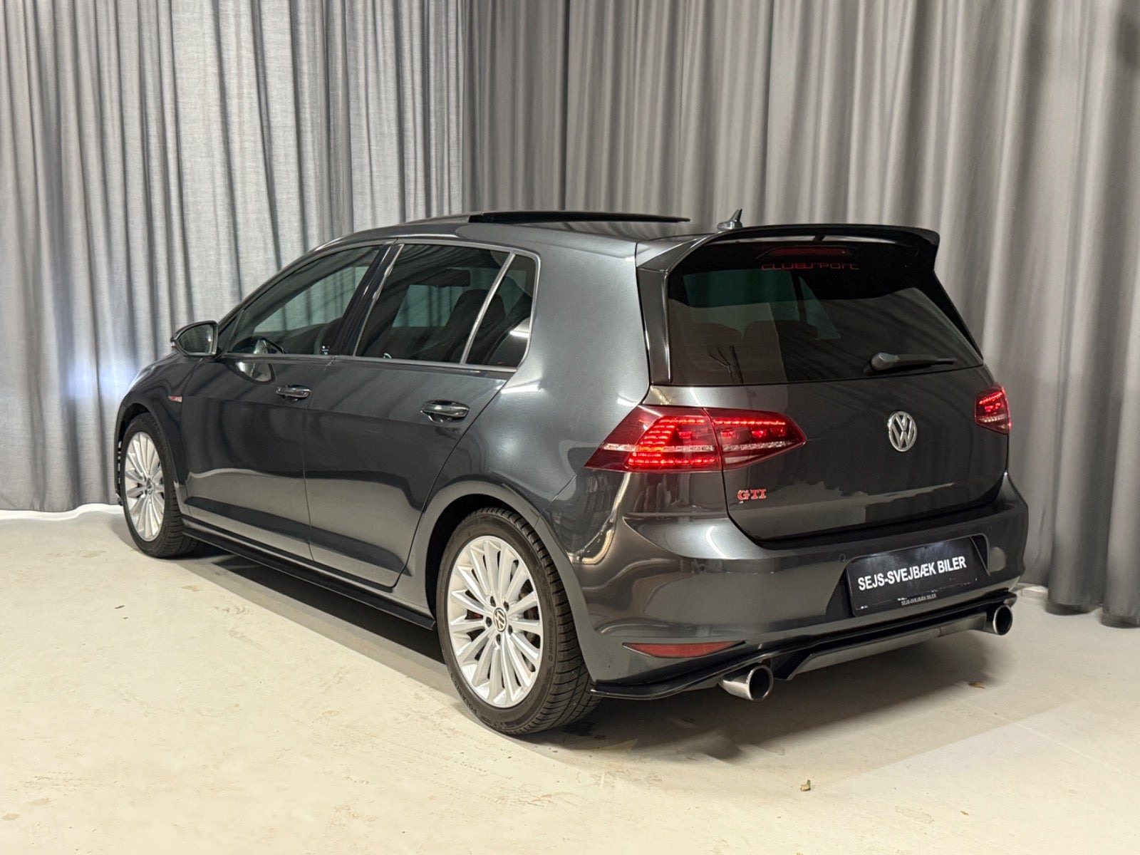 Grå VW Golf VII fra 2016