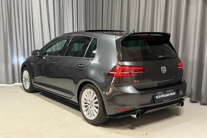 Grå VW Golf VII fra 2016