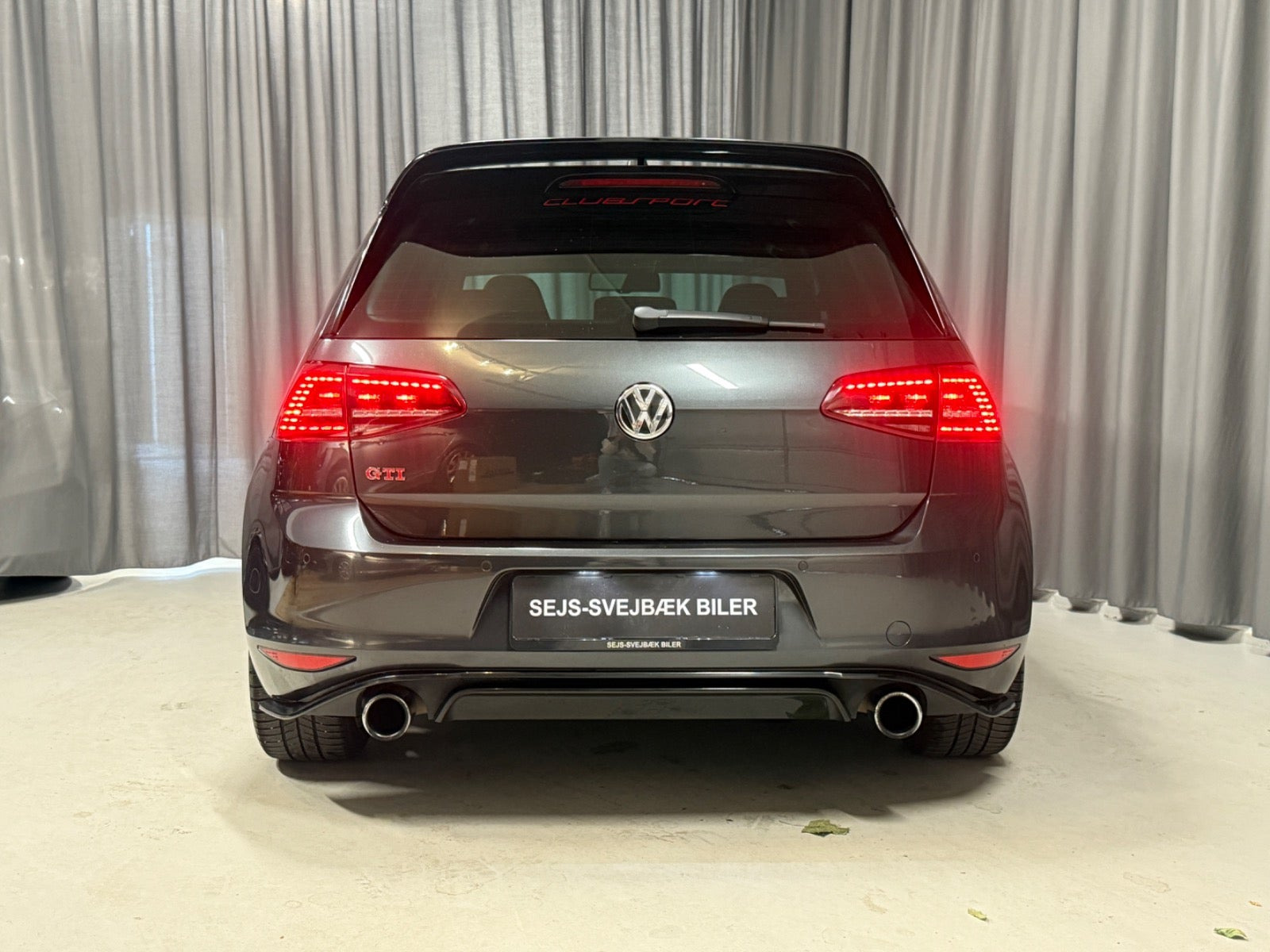 Grå VW Golf VII fra 2016