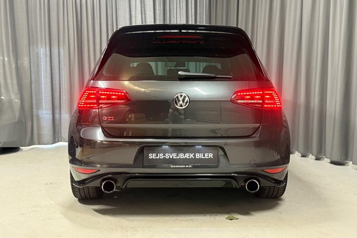 Grå VW Golf VII fra 2016