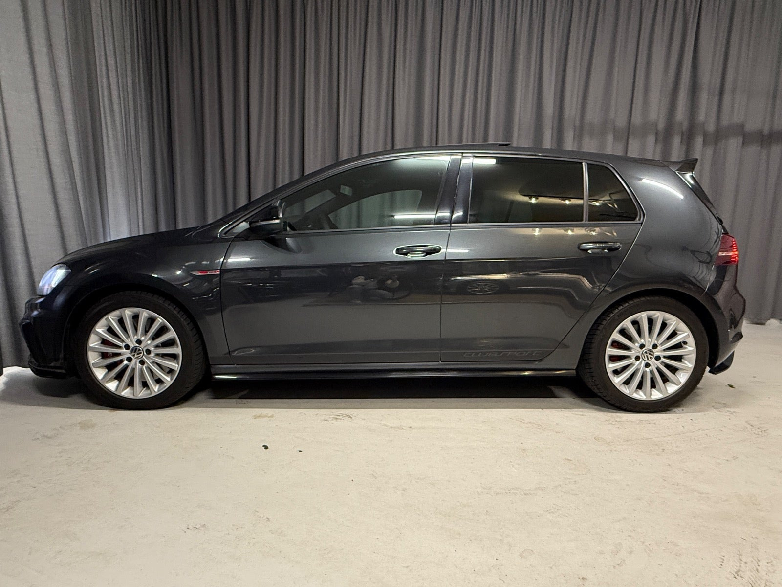 Grå VW Golf VII fra 2016