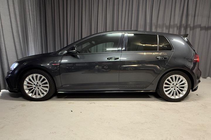 Grå VW Golf VII fra 2016