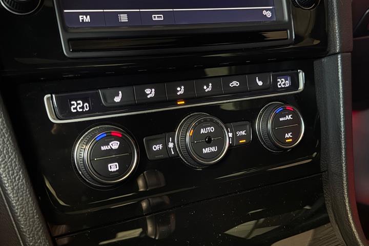 Grå VW Golf VII fra 2016
