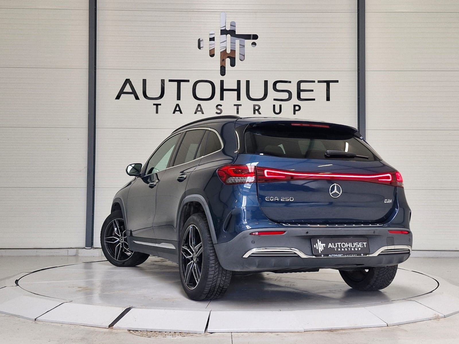 Blå Mercedes EQA250 fra 2021