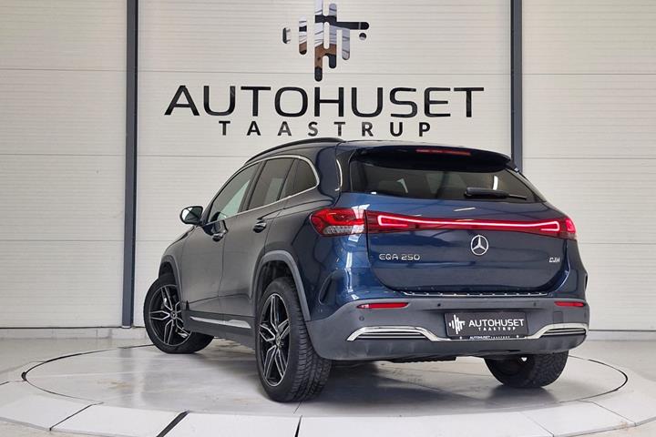 Blå Mercedes EQA250 fra 2021