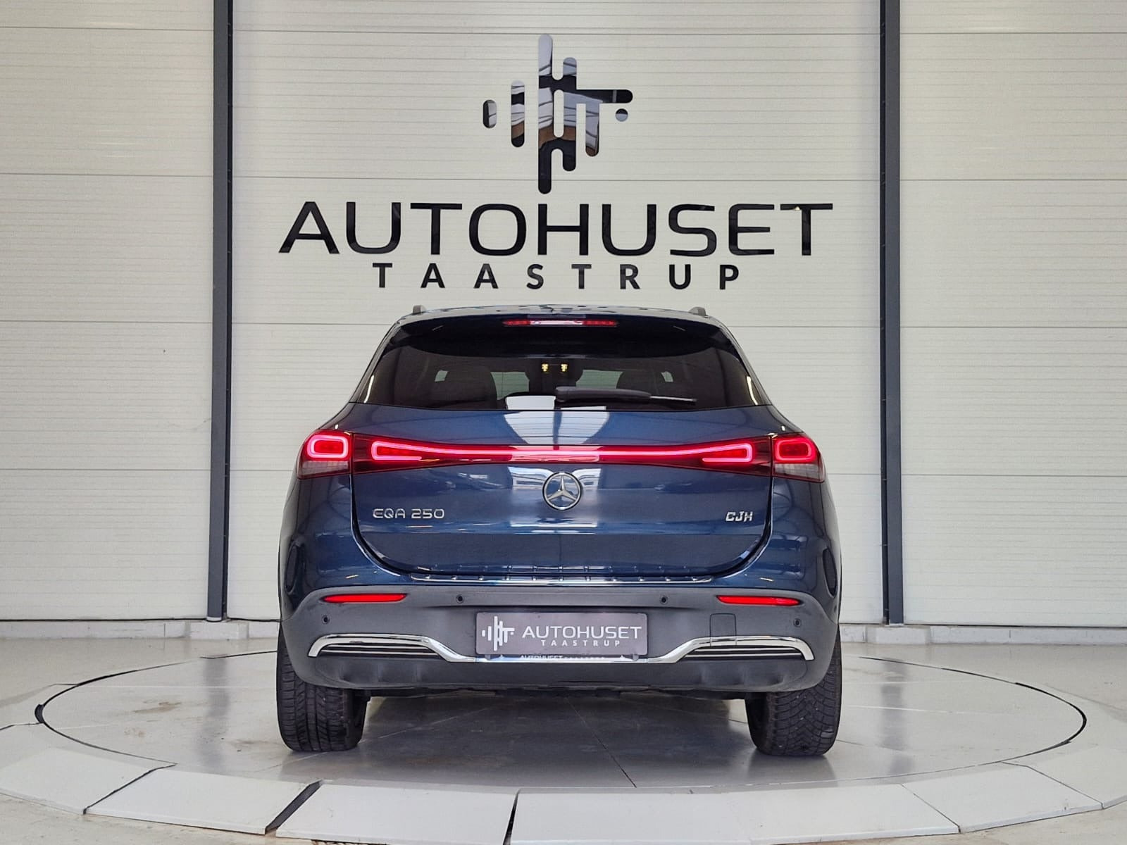 Blå Mercedes EQA250 fra 2021