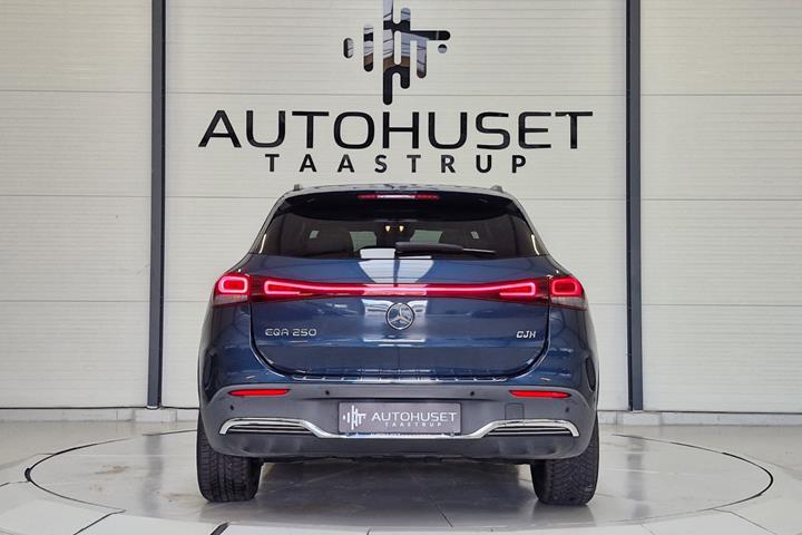 Blå Mercedes EQA250 fra 2021