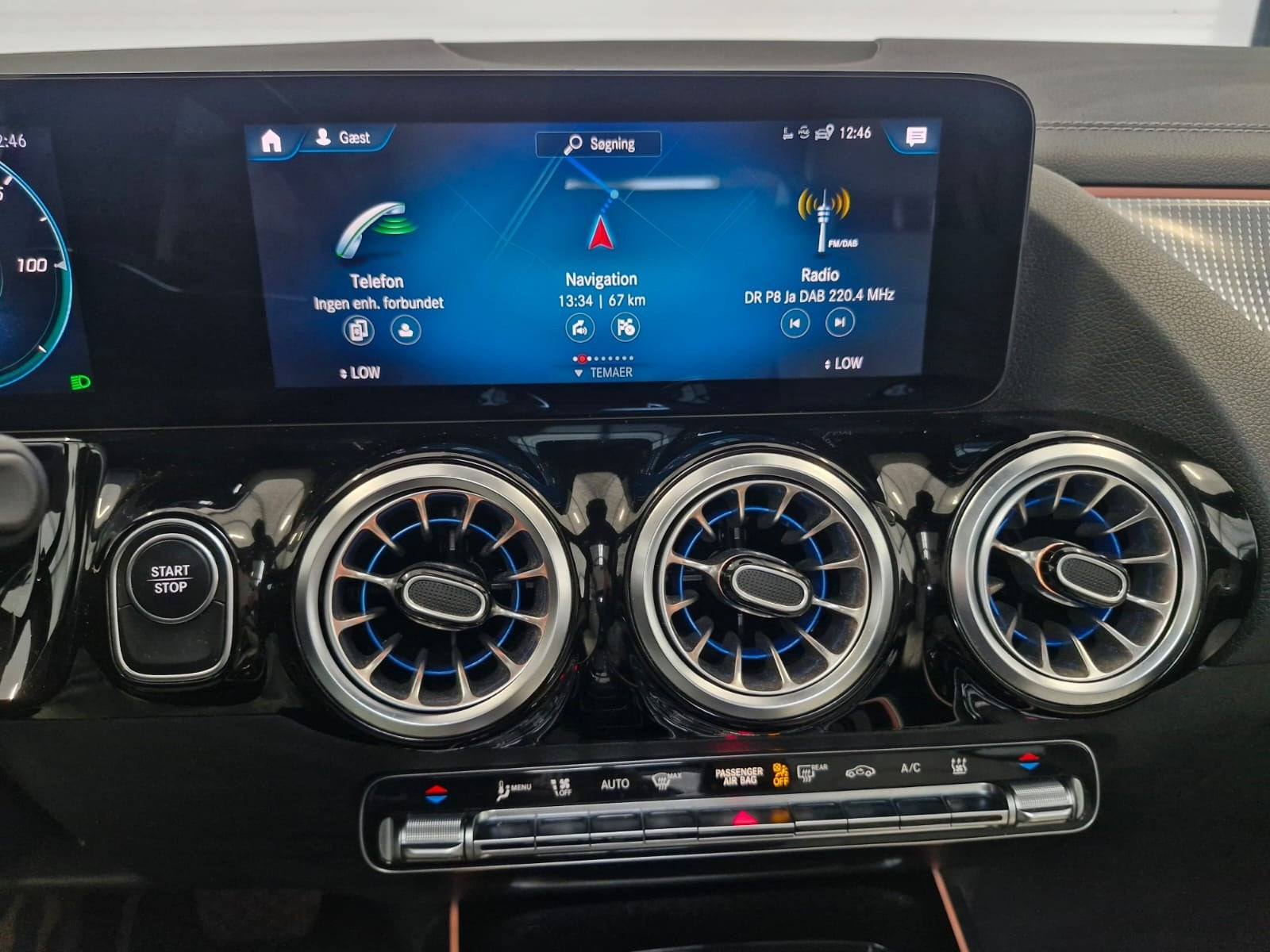Blå Mercedes EQA250 fra 2021