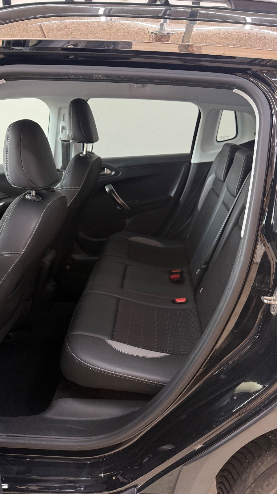 Sort Peugeot 2008 fra 2017