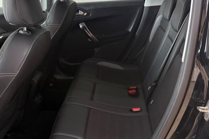 Sort Peugeot 2008 fra 2017