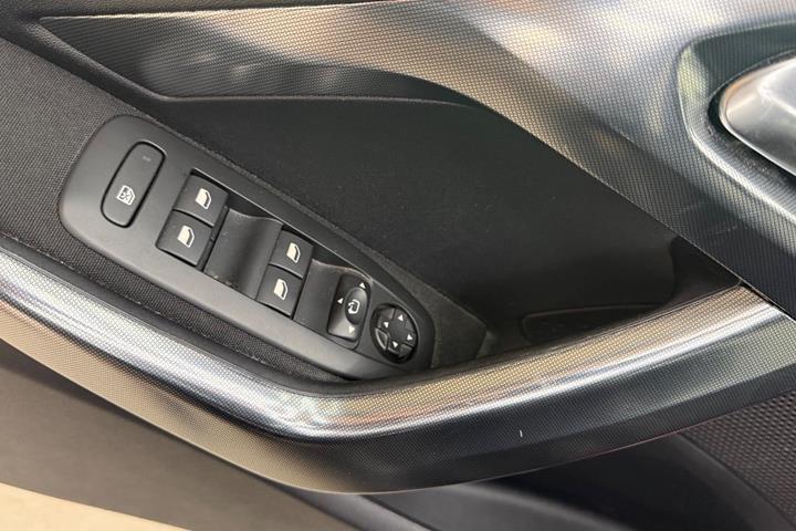 Sort Peugeot 2008 fra 2017