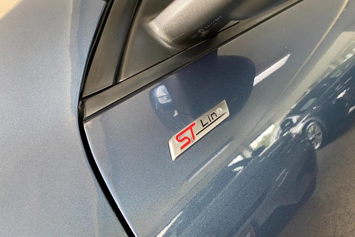 Blå Ford Kuga fra 2021