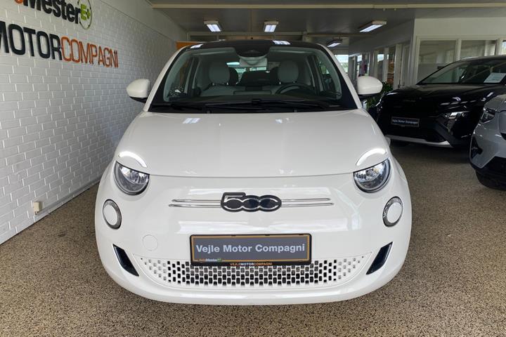 Hvid Fiat 500e fra 2023