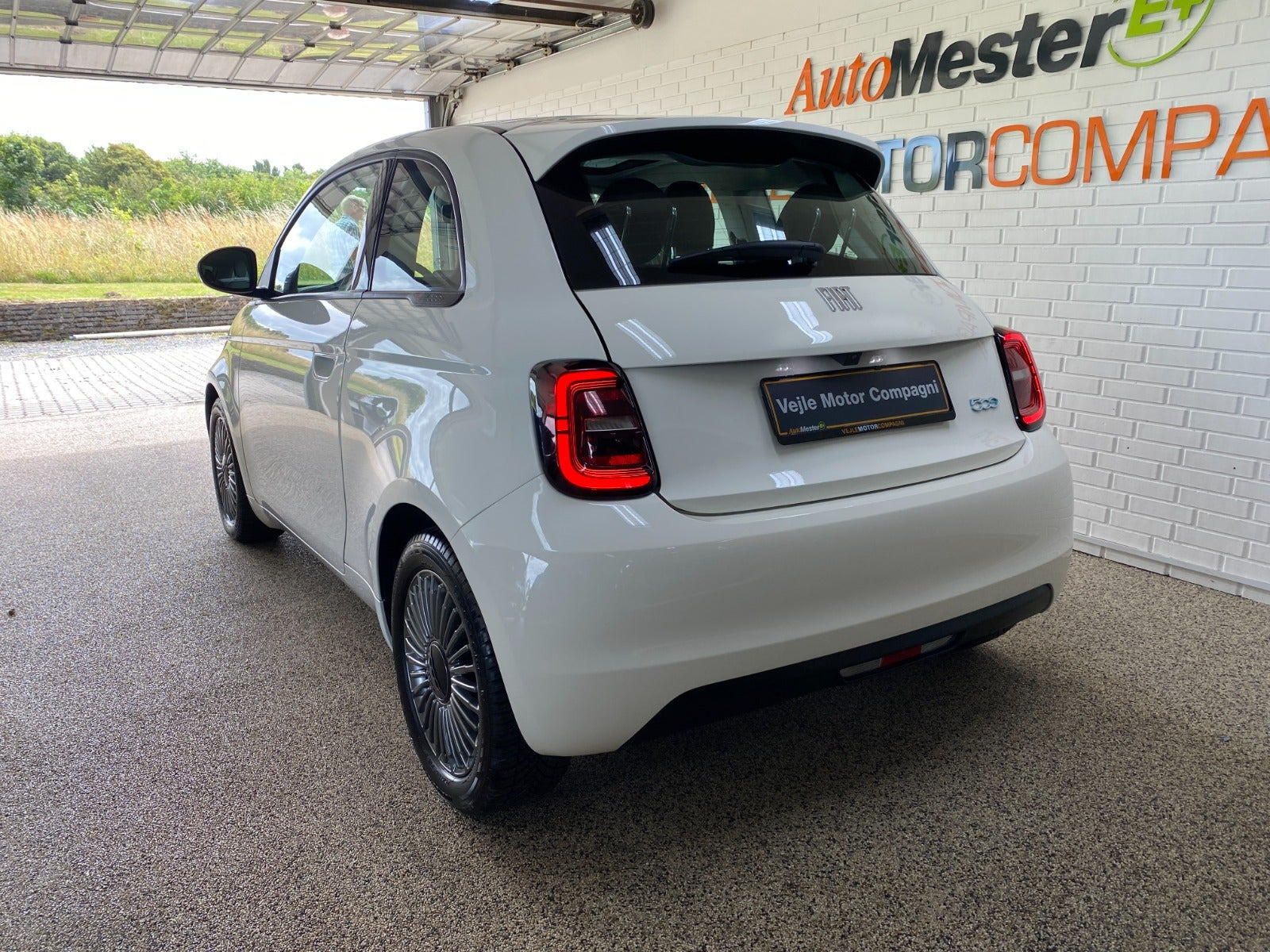 Hvid Fiat 500e fra 2023