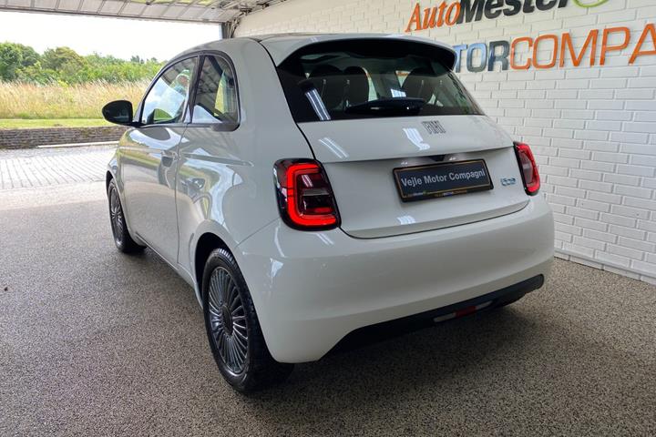 Hvid Fiat 500e fra 2023