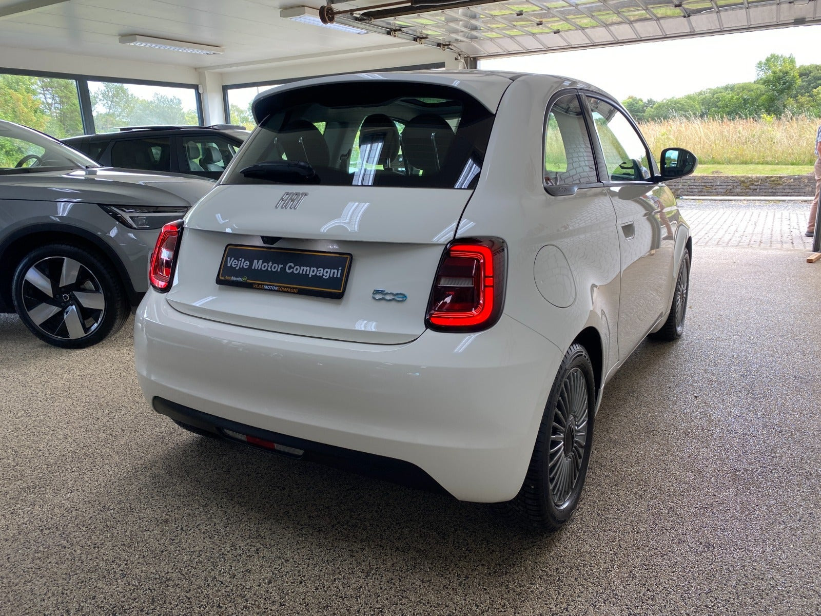 Hvid Fiat 500e fra 2023
