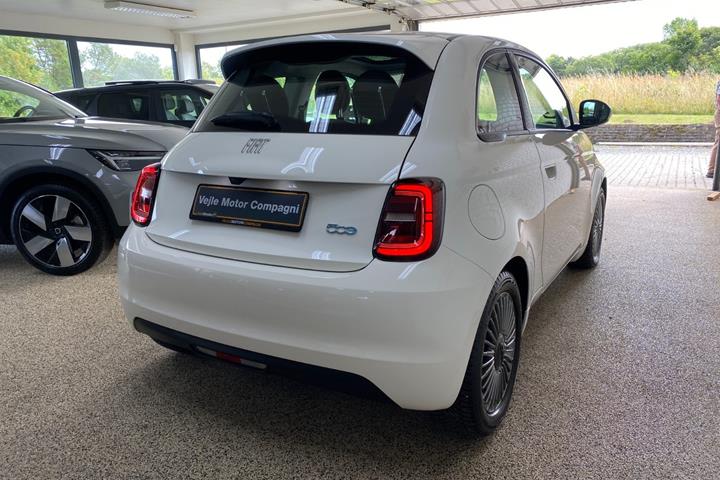 Hvid Fiat 500e fra 2023