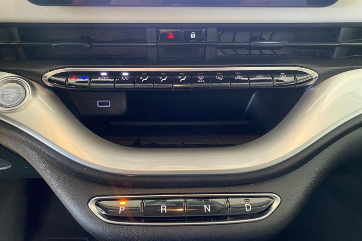 Hvid Fiat 500e fra 2023