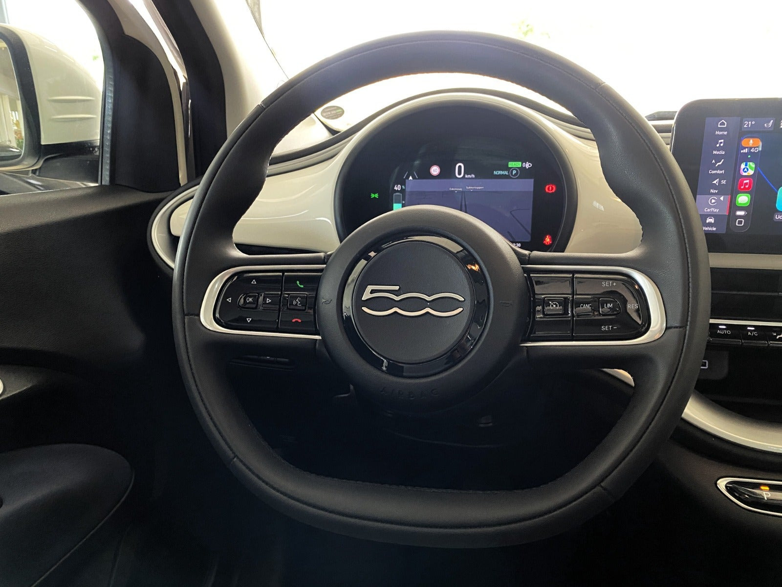 Hvid Fiat 500e fra 2023