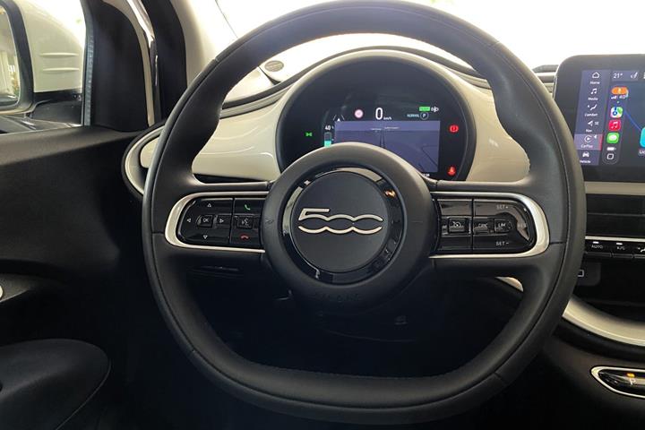 Hvid Fiat 500e fra 2023