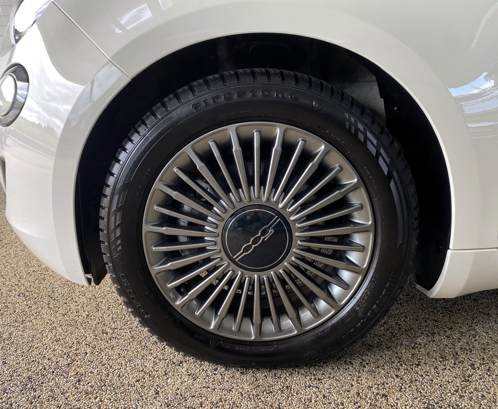 Hvid Fiat 500e fra 2023