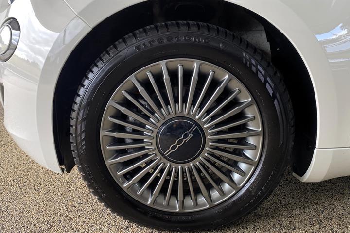 Hvid Fiat 500e fra 2023