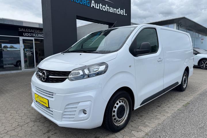 Hvid Opel Vivaro fra 2023 set udefra