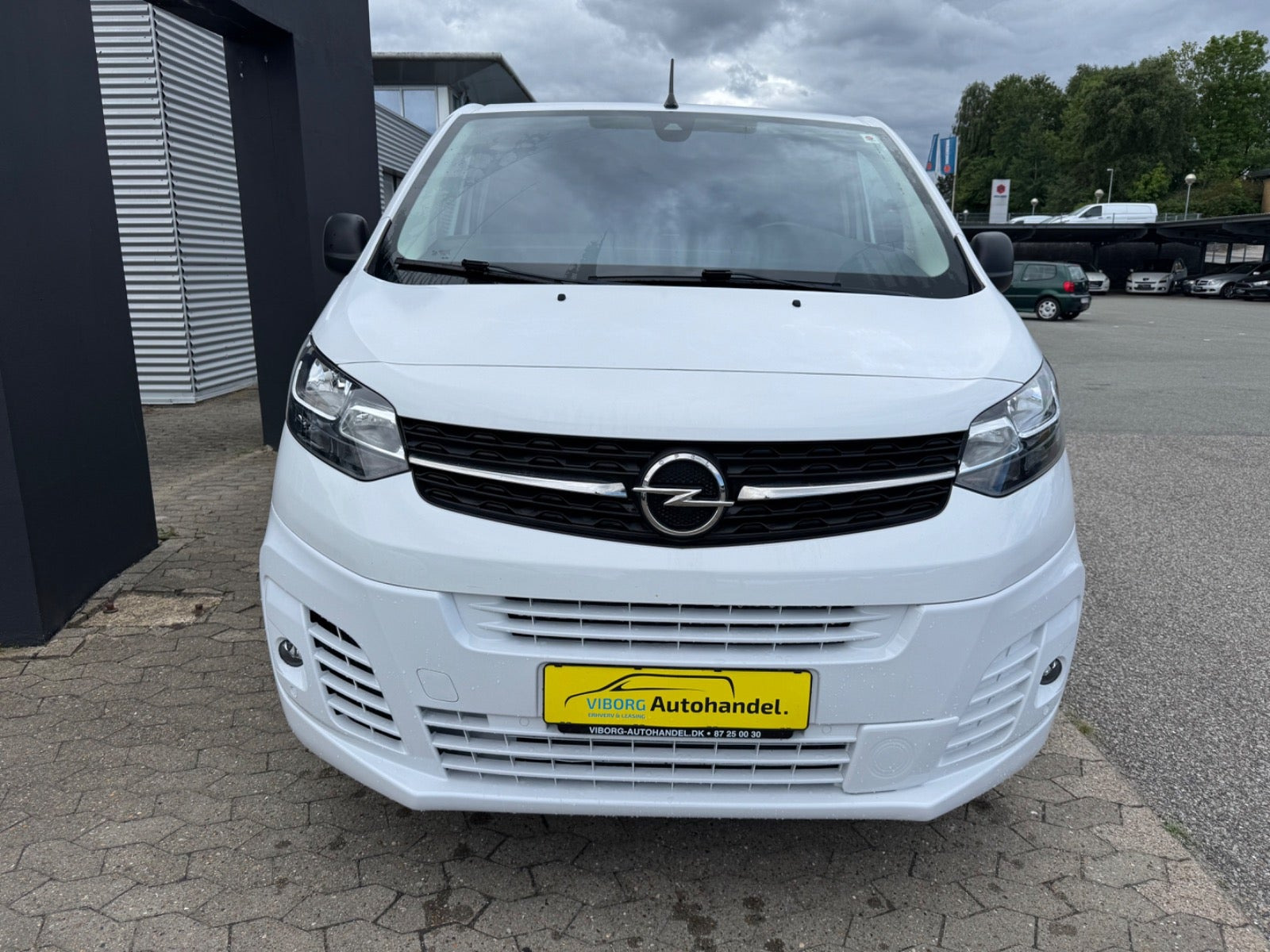 Hvid Opel Vivaro fra 2023