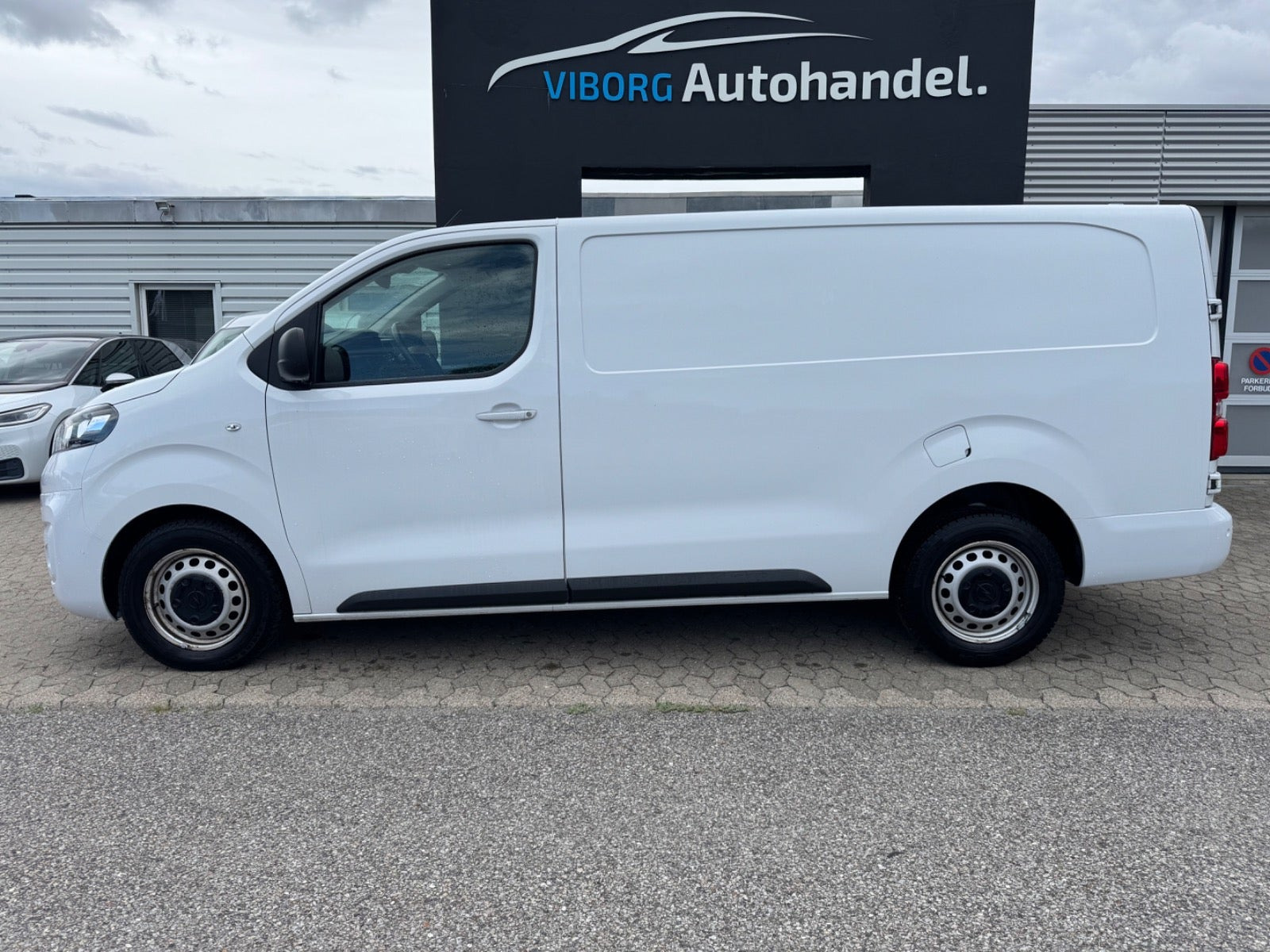 Hvid Opel Vivaro fra 2023