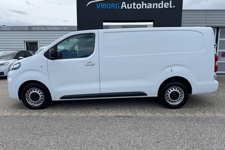 Hvid Opel Vivaro fra 2023