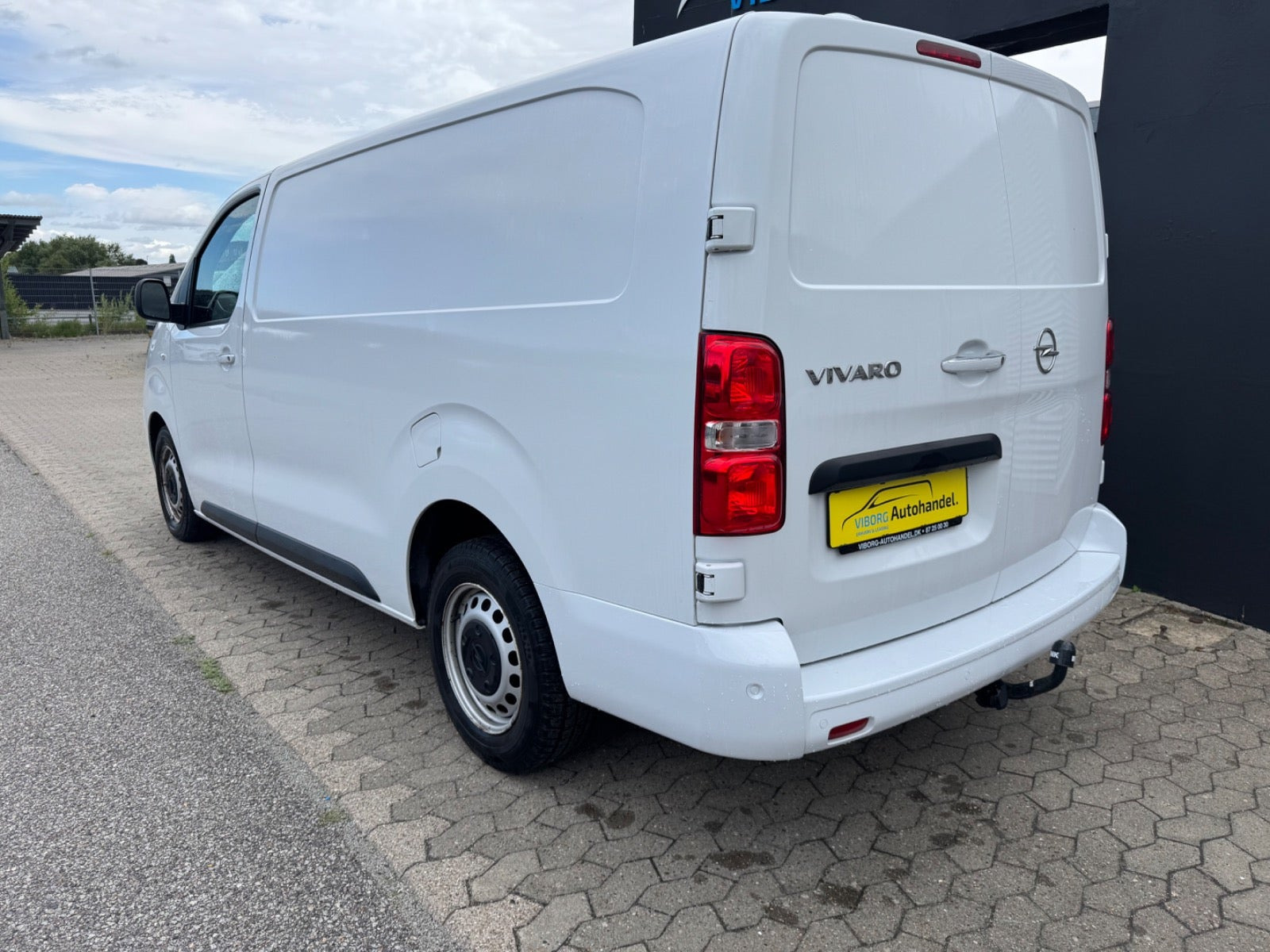 Hvid Opel Vivaro fra 2023