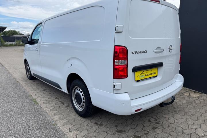 Hvid Opel Vivaro fra 2023
