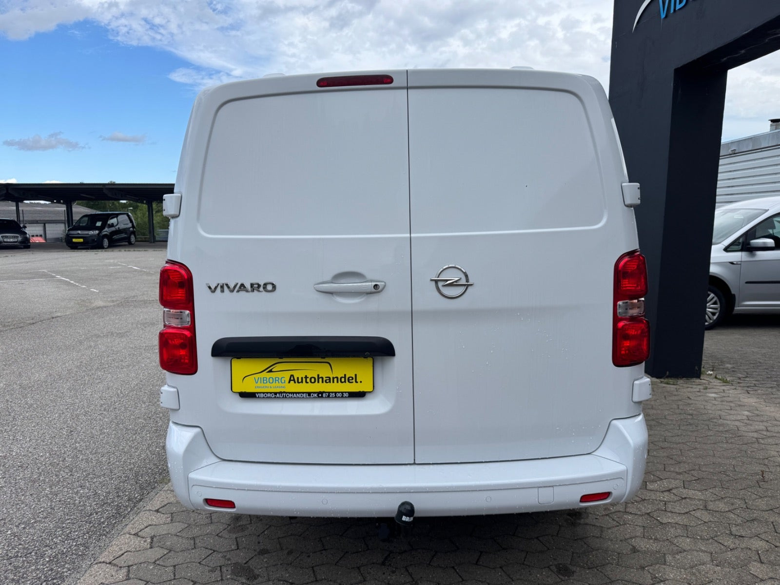 Hvid Opel Vivaro fra 2023