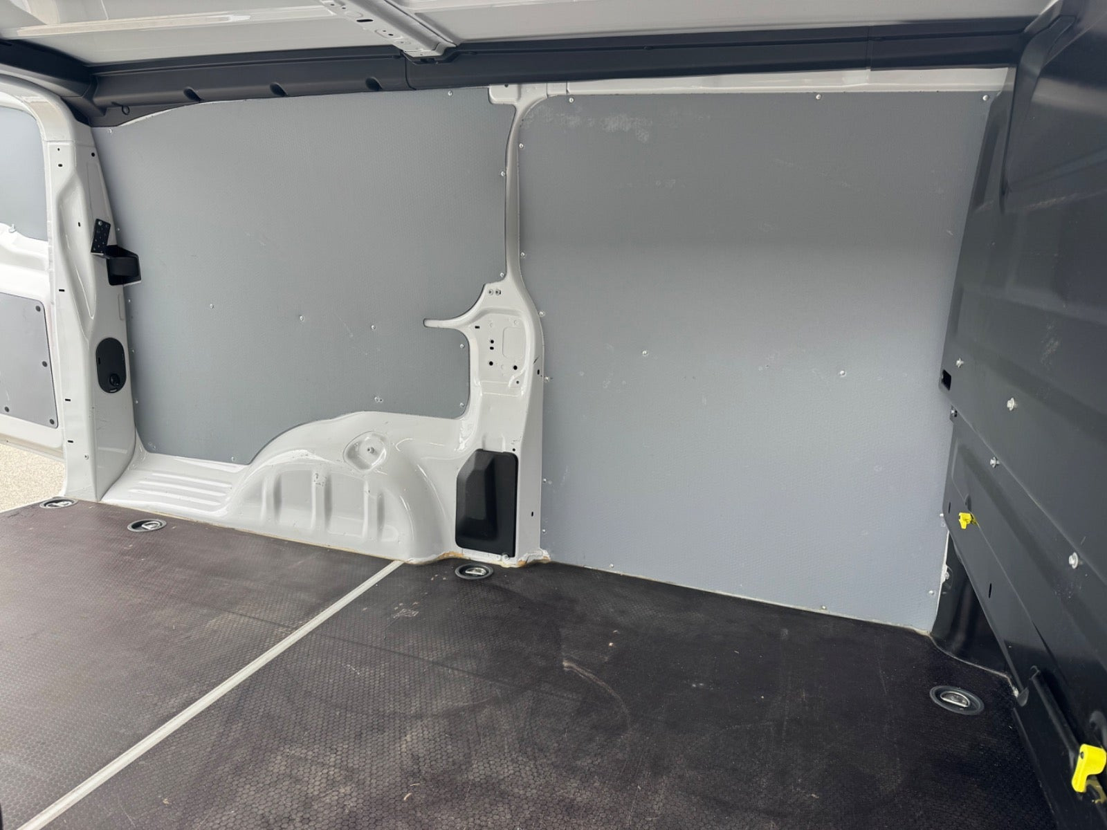 Hvid Opel Vivaro fra 2023