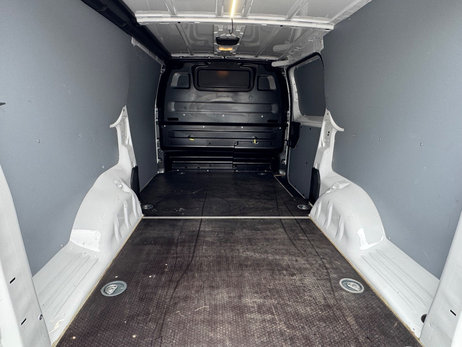 Hvid Opel Vivaro fra 2023